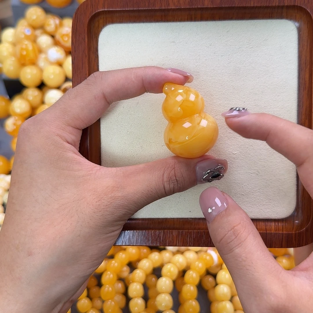 蜜蜡未镶嵌珠宝奇石