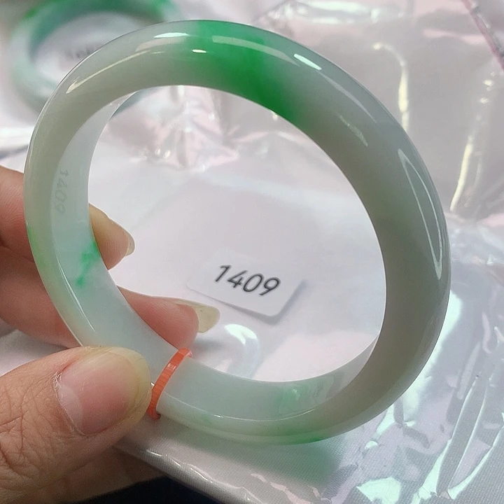 翡翠手镯未镶嵌一****子天然翡翠手镯02