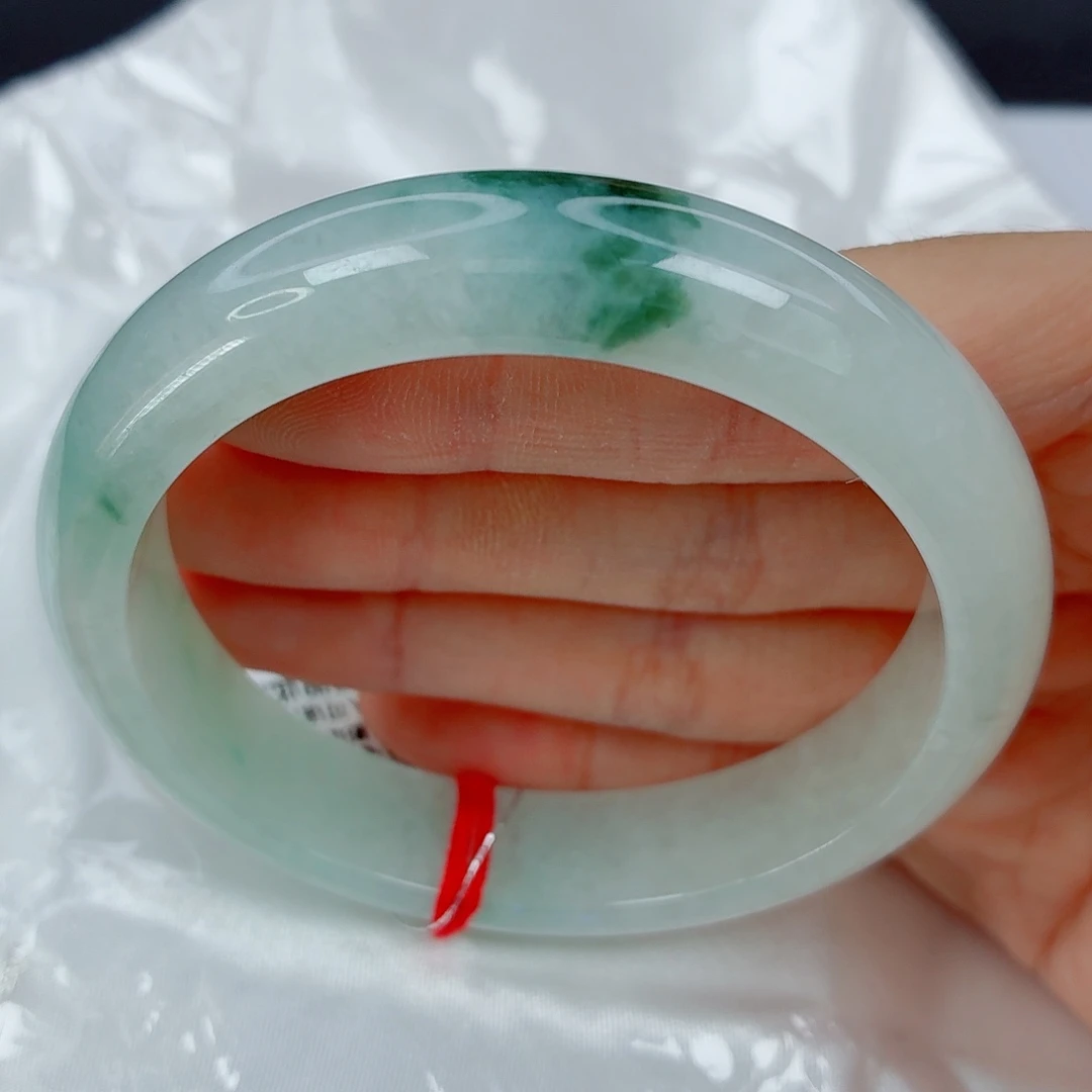 翡翠未镶嵌手镯59.2正圈，白底飘绿花，有纹，010