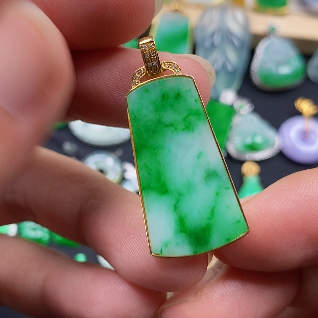 翡翠18K金镶嵌颈饰翡翠