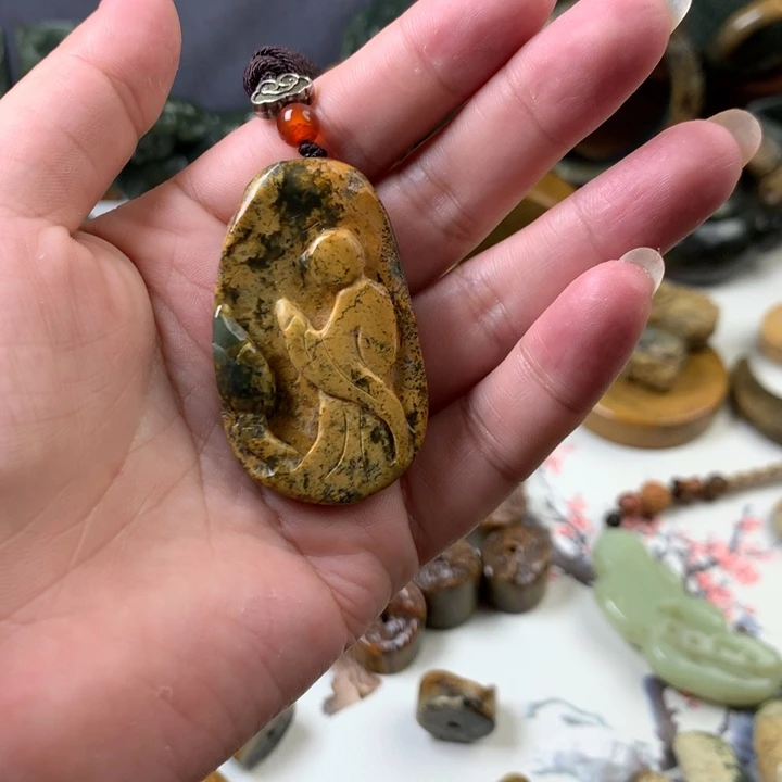 透闪石质玉未镶嵌颈饰