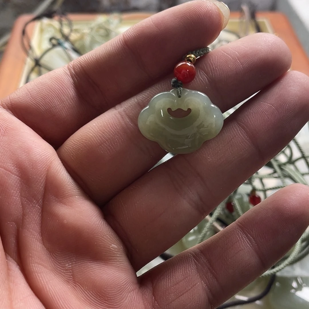 和田玉未镶嵌颈饰和田玉新疆且末料平安锁吊坠