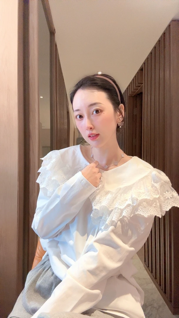 【张静芝】层层蕾丝花边拼接娃娃领长袖T恤