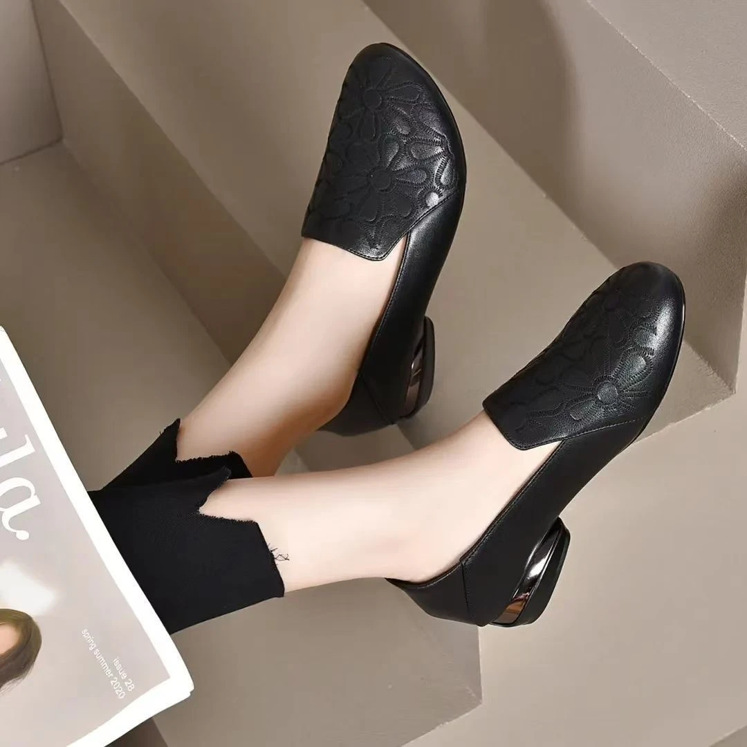 C68单鞋2025春秋新款时尚圆头绣花复古女鞋软皮舒适老年人妈妈鞋