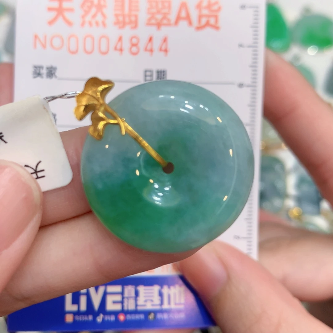 翡翠18K金镶嵌颈饰扣
