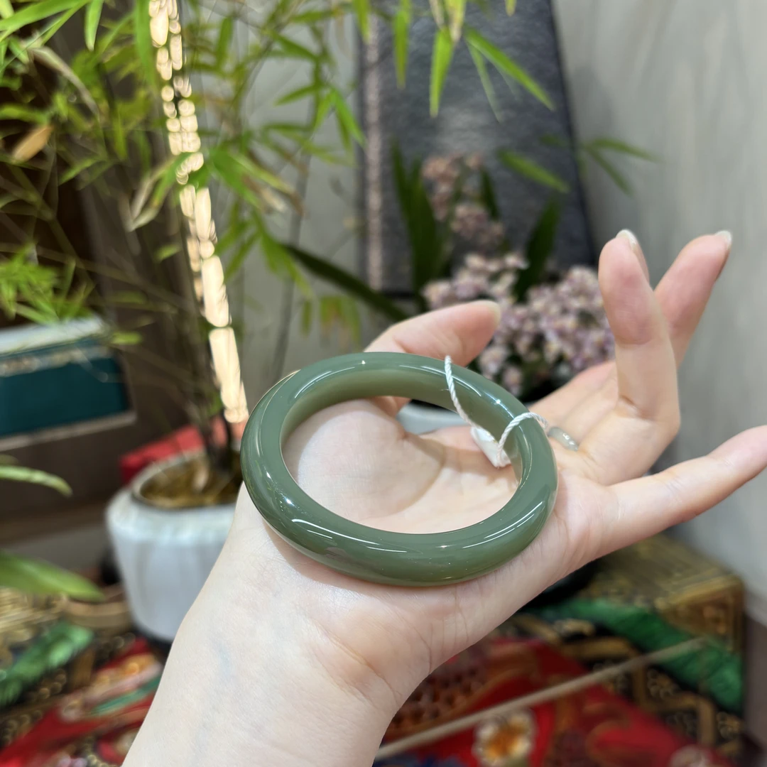 121630wm和田玉湖水绿手镯约55.3圈口54.8克