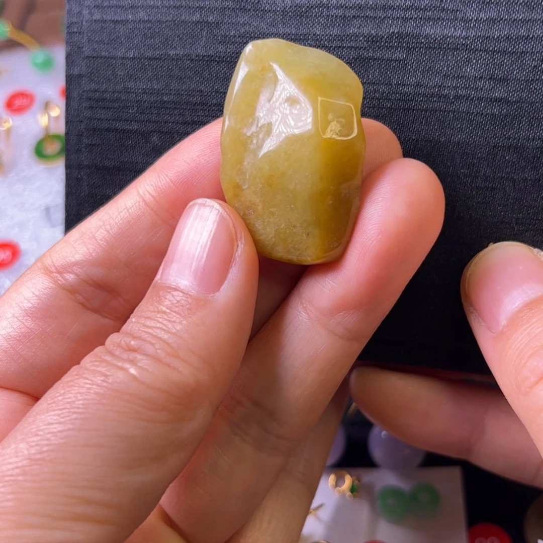 翡翠颈饰未镶嵌原石