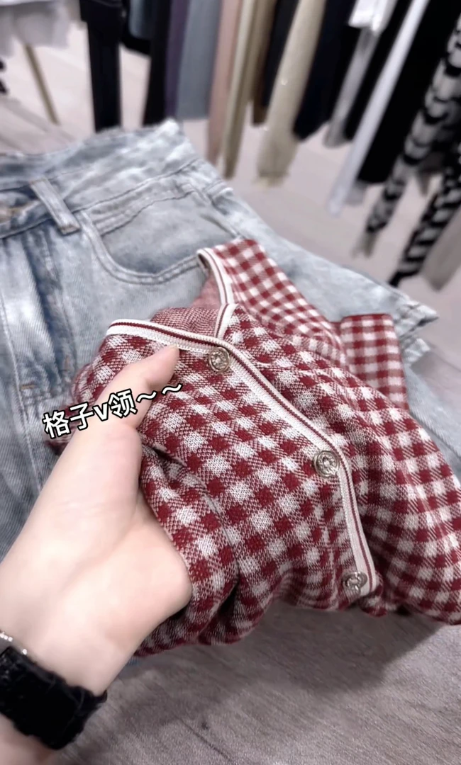 米蓝家名殿！巨好穿～夏季必备格子v领针织衫短袖衫6926