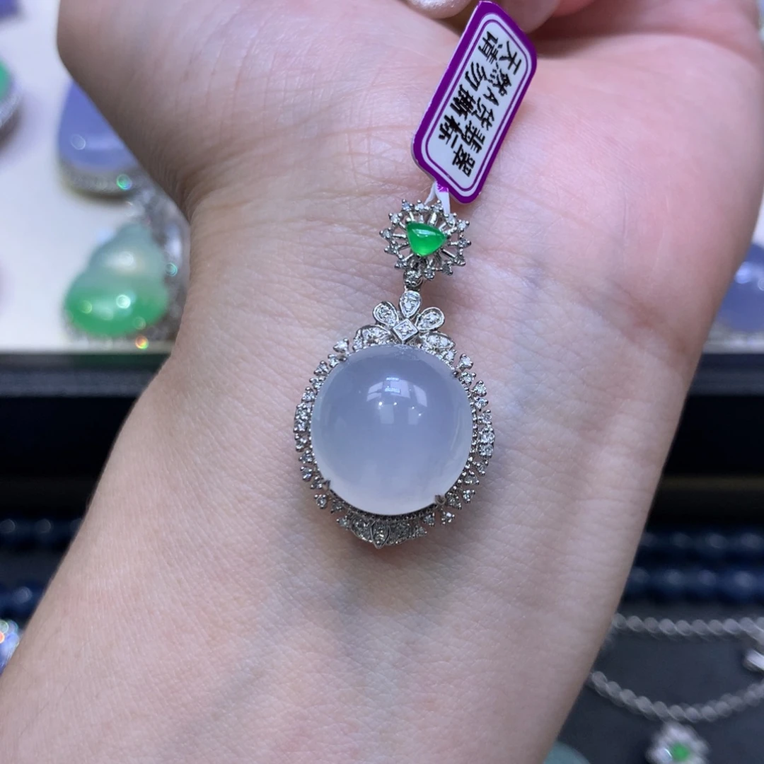 翡翠18K金镶嵌颈饰