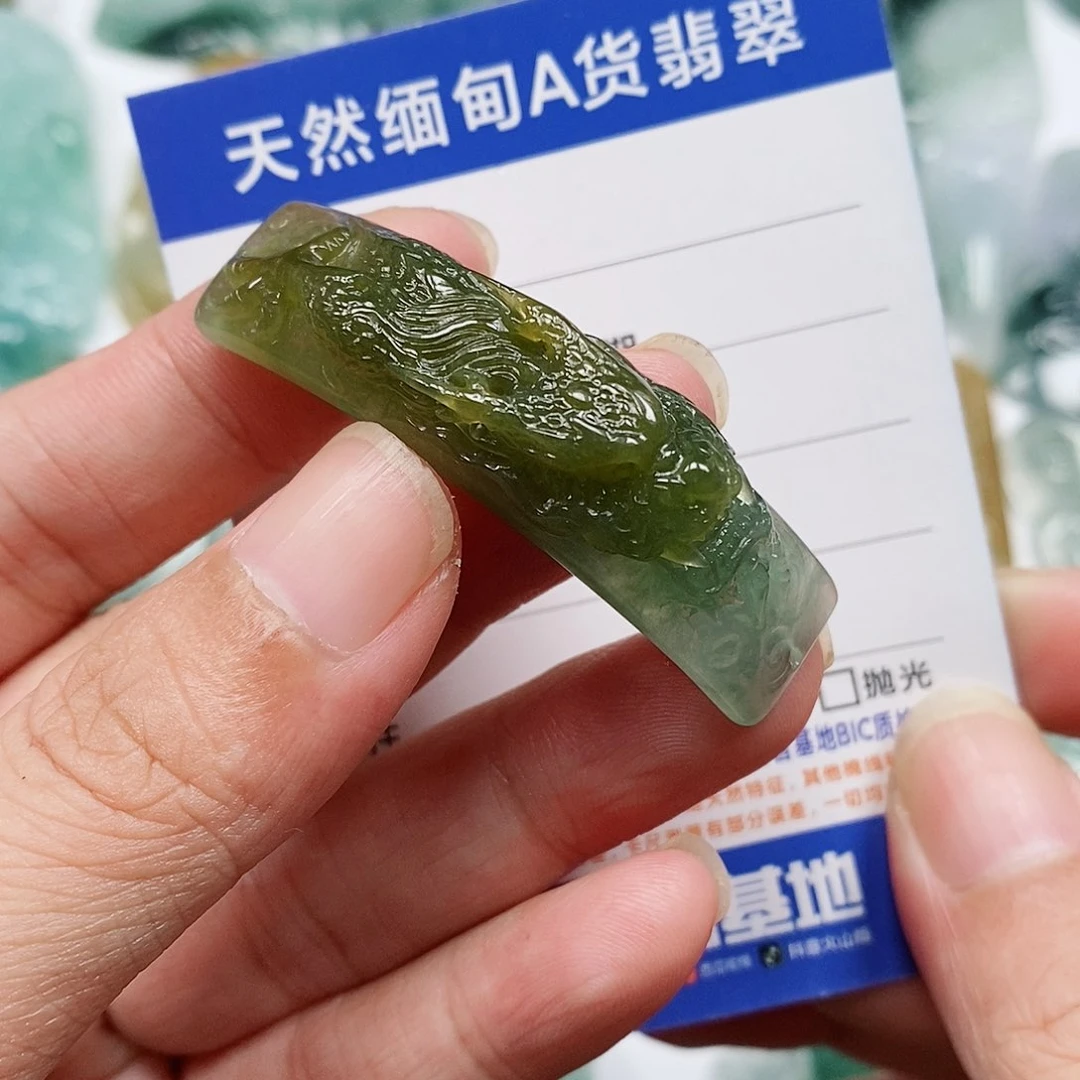 翡翠未镶嵌颈饰龙手牌