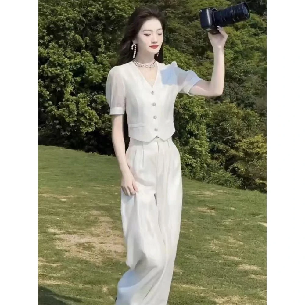 2025年夏季网红新款时尚套装女法式V领泡泡袖通勤短上衣+显瘦裤子