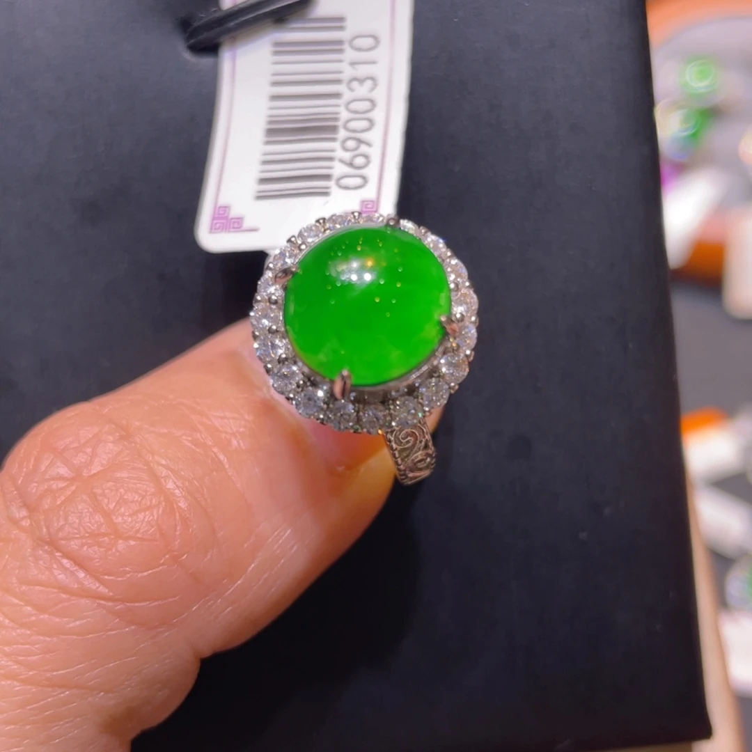 翡翠未镶嵌颈饰戒指