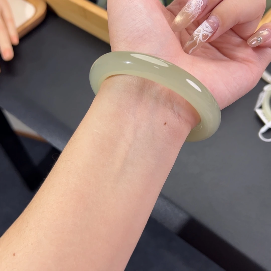 和田玉未镶嵌手镯