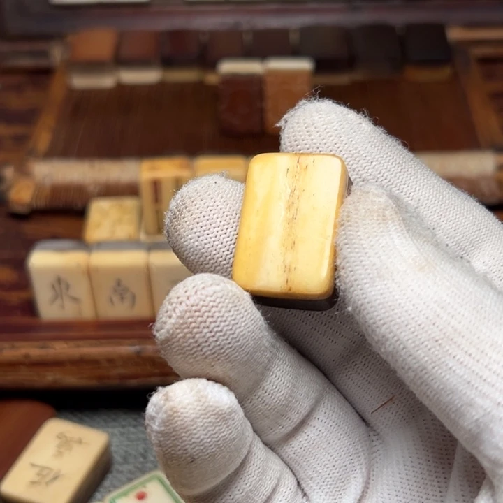 大***斌实心竹雕刻手把件