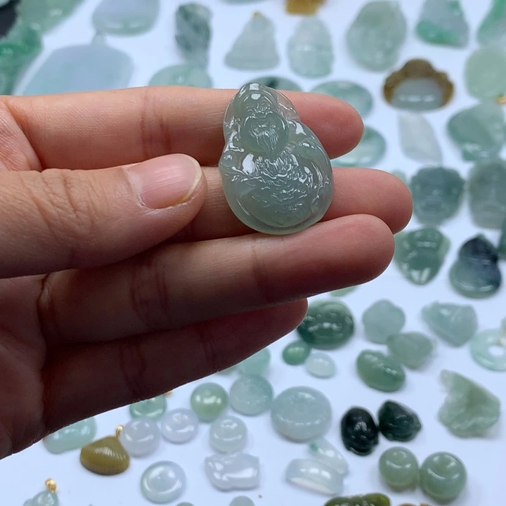 翡翠颈饰未镶嵌财神