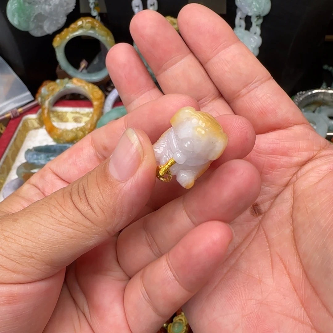 翡翠未镶嵌颈饰翡翠小狗