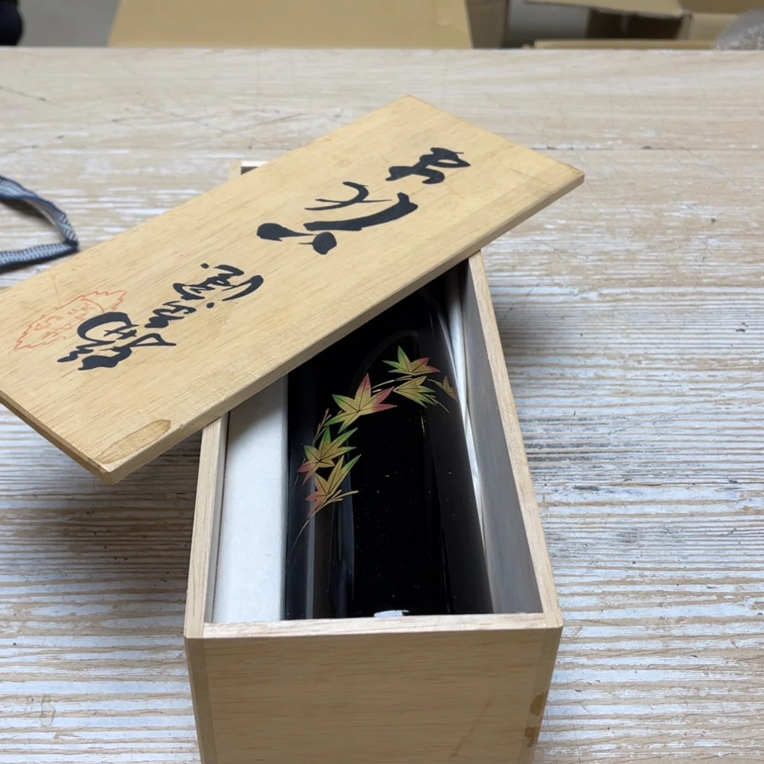 瓷片六****己密密麻麻地排列着一个