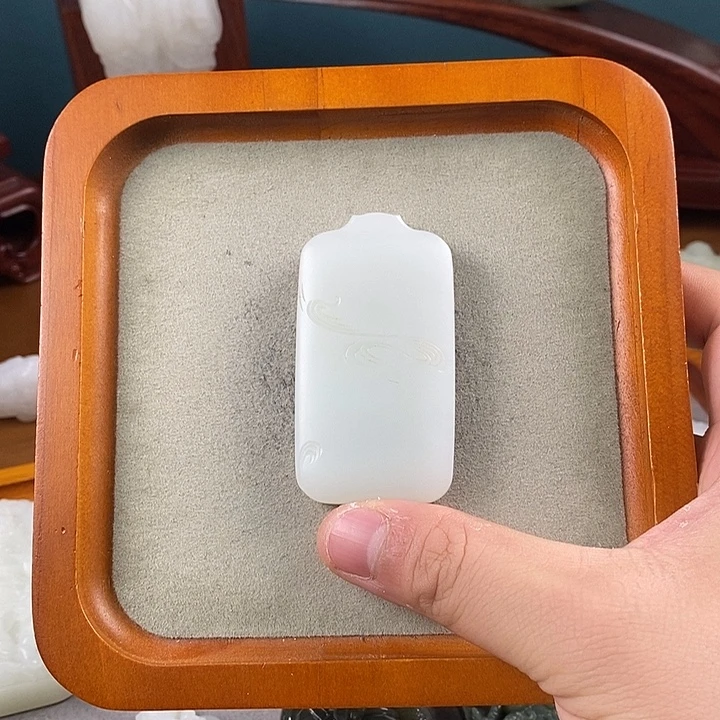 和田玉未镶嵌颈饰清风徐来无事牌