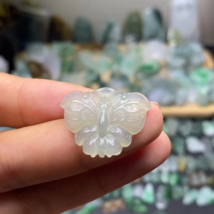 颈饰未镶嵌翡翠蝴蝶