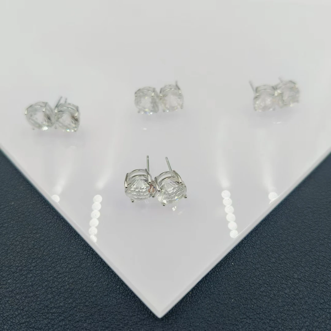 「戴琴珠宝」FR5791-两克拉白水晶银镶耳钉（多样性发其一）