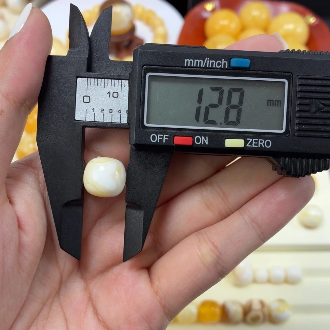 琥珀未镶嵌珠宝奇石乌料瓷白飘花老型12.8mm
