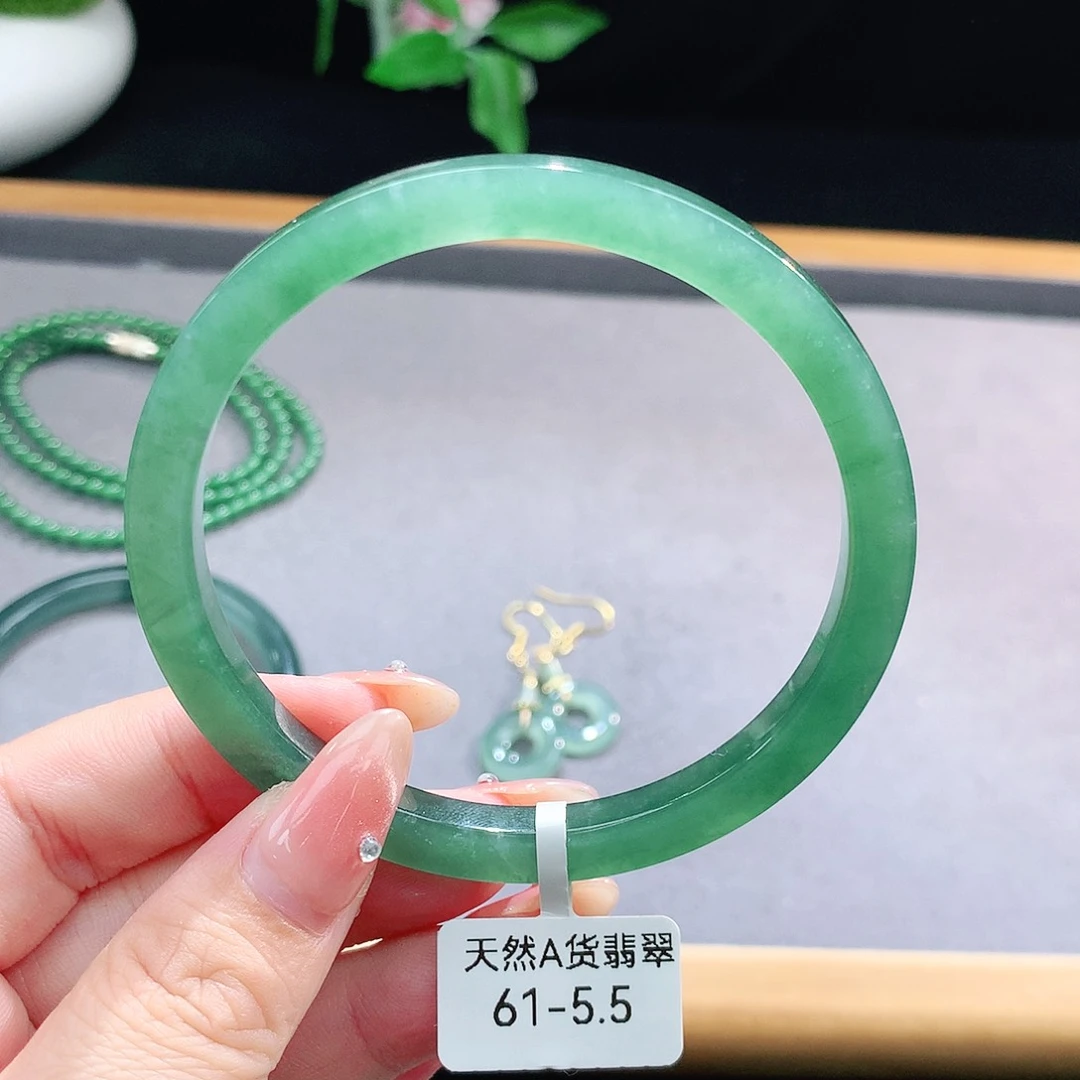 未镶嵌手镯（圆镯）翡翠