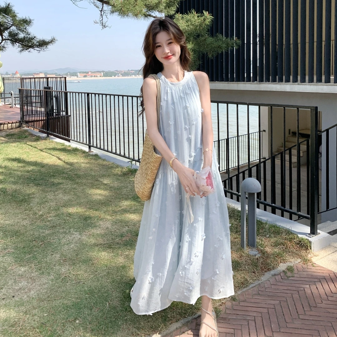 蓝色海边度假温柔抹脖长裙立体花朵无袖挂脖连衣裙女夏季2025新款