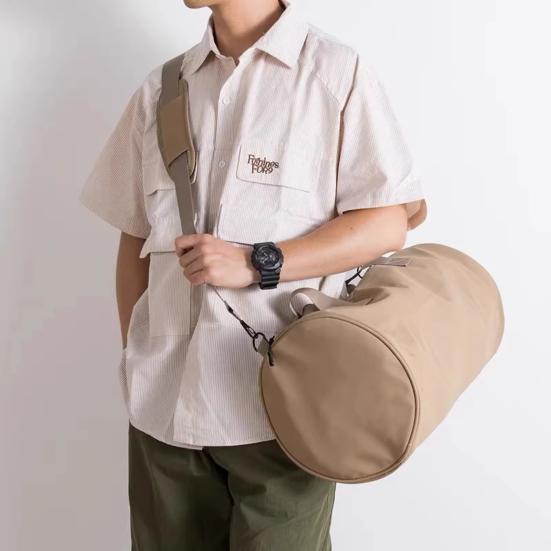 美式潮牌斜挎包高街大容量健身圆桶包运动包时尚户外百搭肩包