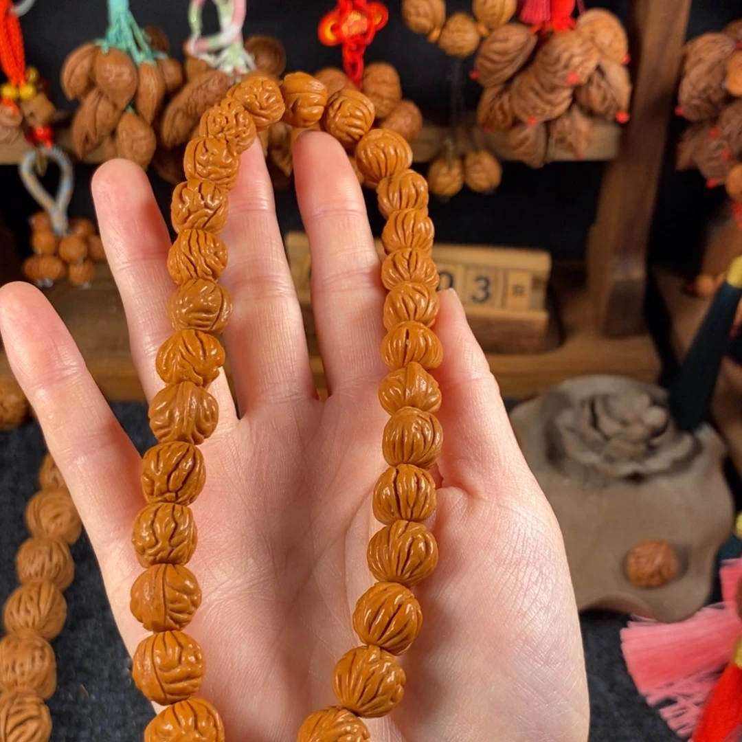 吊坠桃核桃枭手持