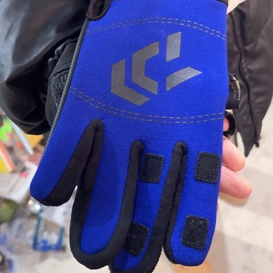 黑蓝手套一副。