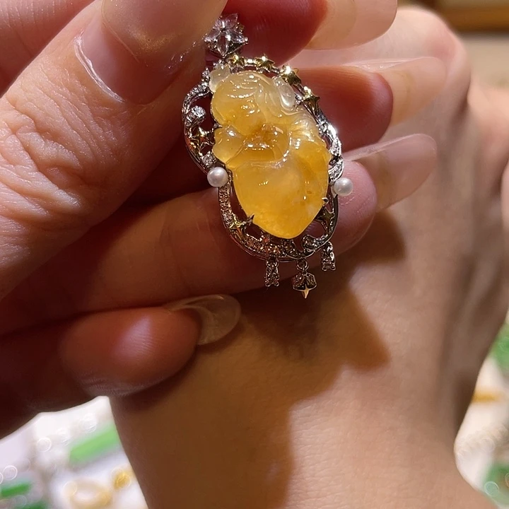 翡翠18K金镶嵌颈饰