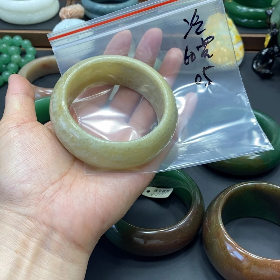 冷***艳石英质玉手镯未镶嵌