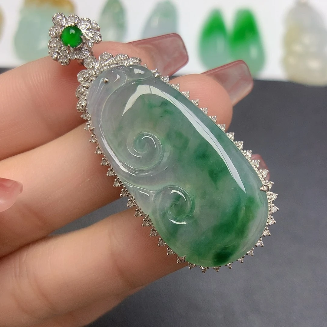 翡翠颈饰18K金镶嵌如意