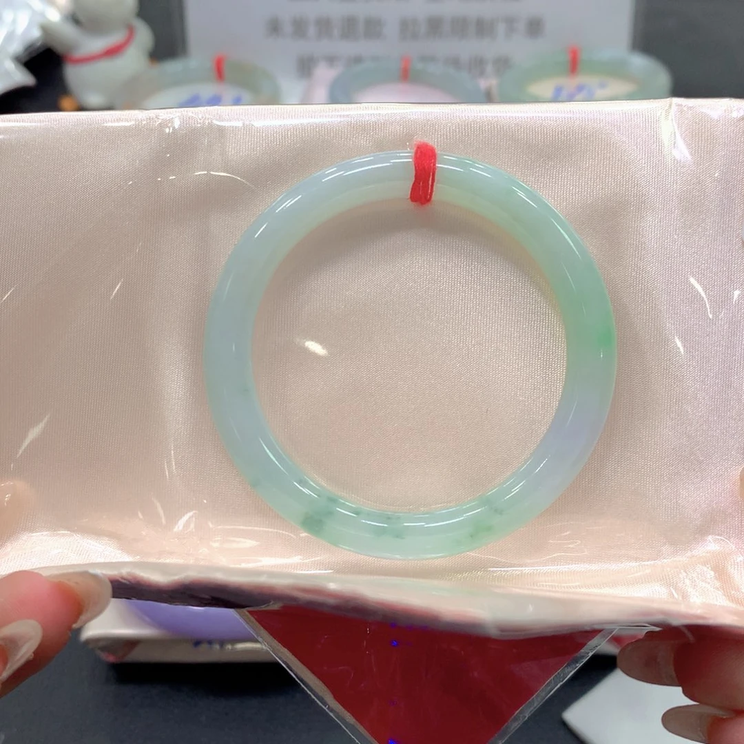 翡翠未镶嵌手镯50圆（