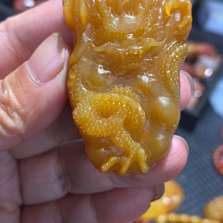 未镶嵌石英质玉（黄龙玉）颈饰
