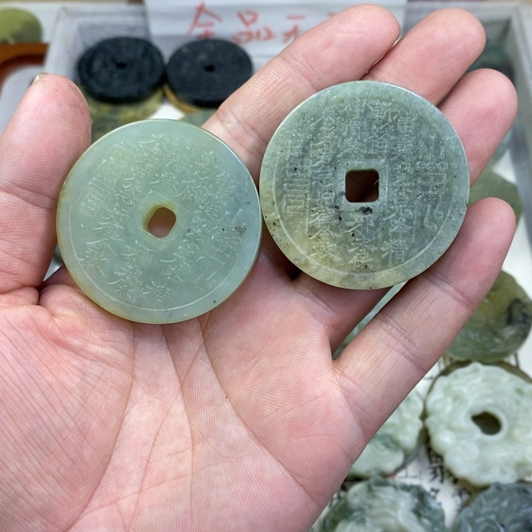 前***尘岫玉未镶嵌颈饰岫玉山鬼花钱吊坠一对