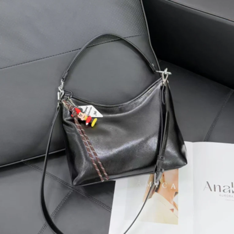 新疆包邮洋洋女包2025早春纯色Hobo机场包【121630】