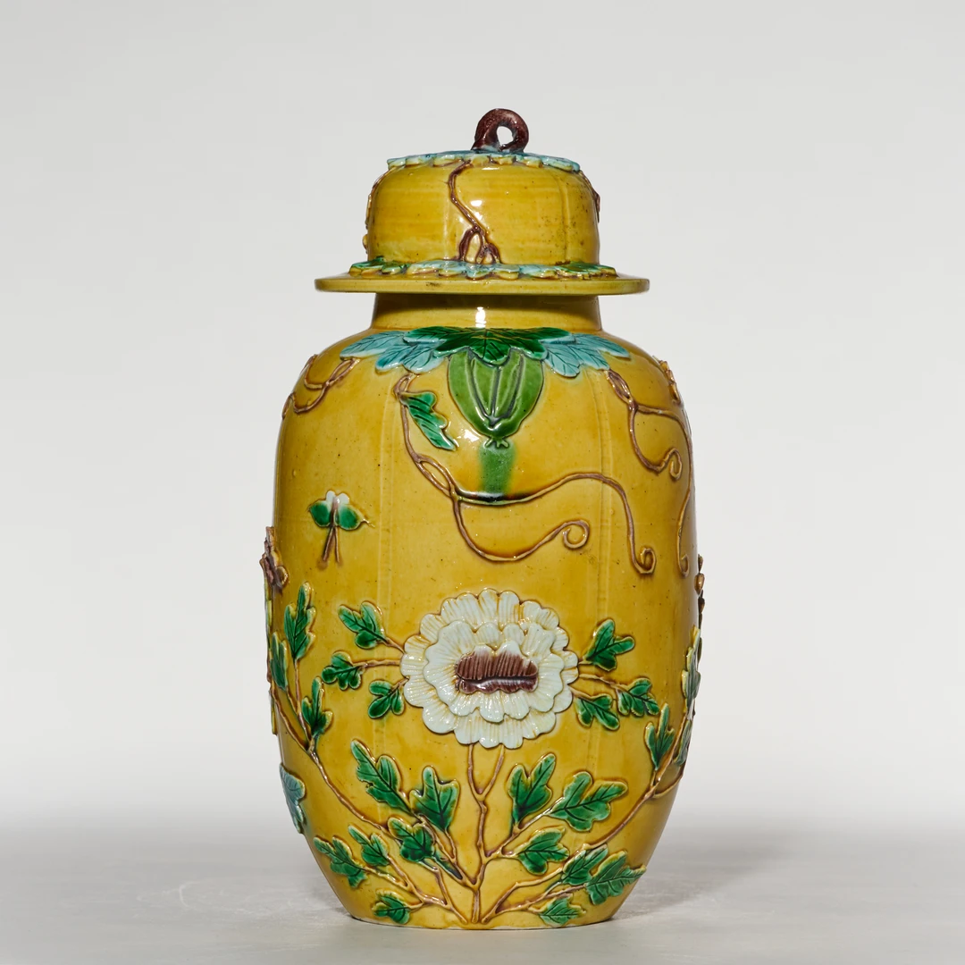 5725清晚期·素三彩堆塑花卉纹盖罐【古董拍卖】