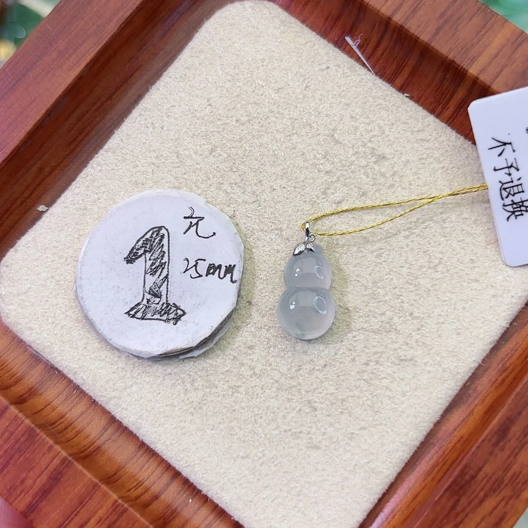 翡翠18K金镶嵌颈饰葫芦
