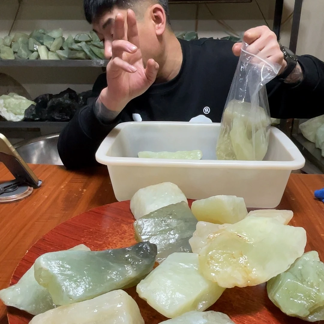 蛇纹石玉未镶嵌原石鱼缸石袋有裂痕