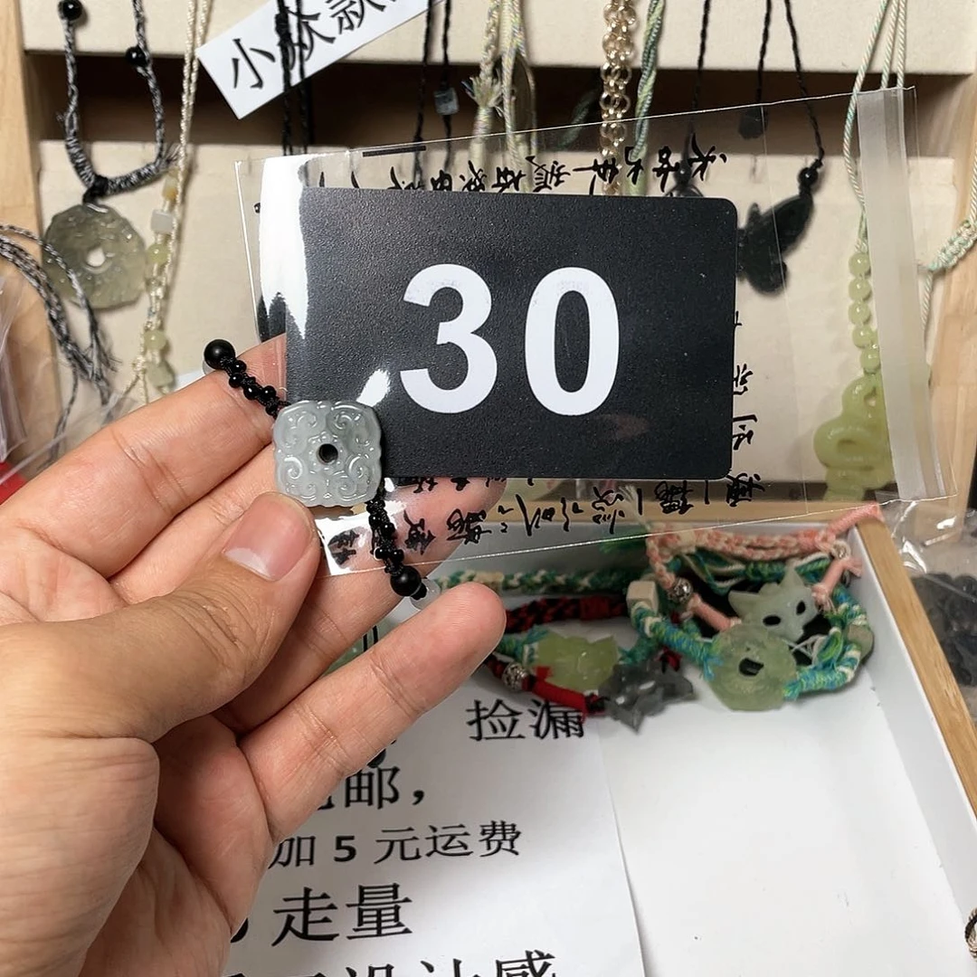 蛇纹石玉颈饰合金
