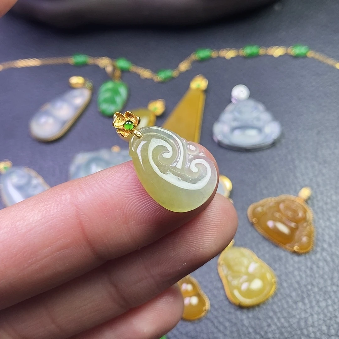 颈饰18K金镶嵌翡翠