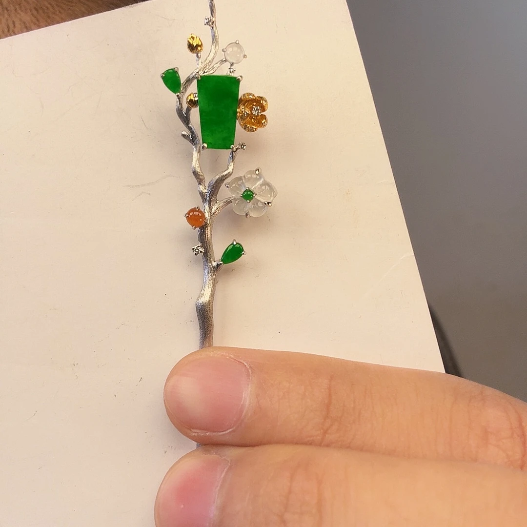 碧***品翡翠18K金镶嵌颈饰一件