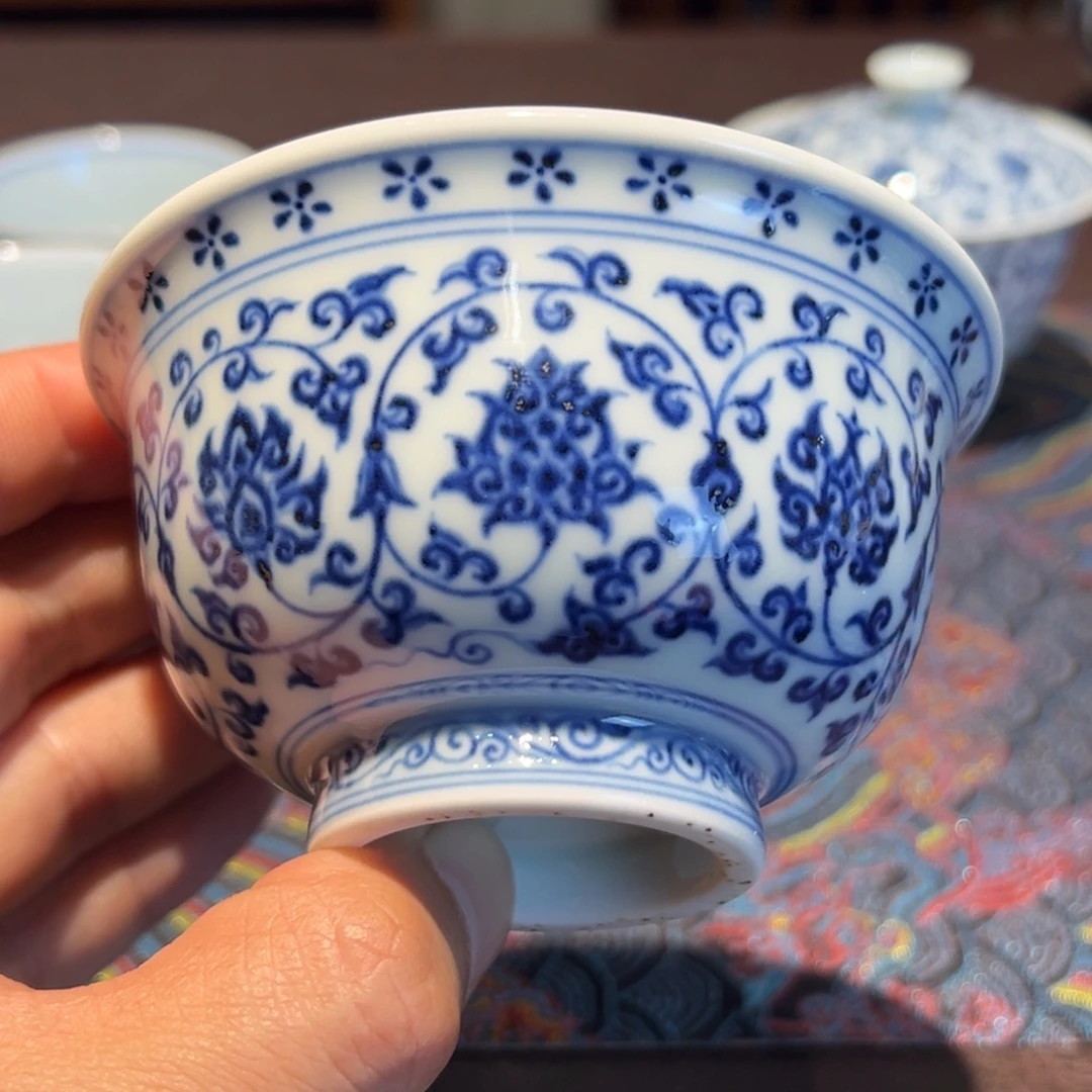陶精品青花缠枝莲花心压手杯口径约9.3厘米