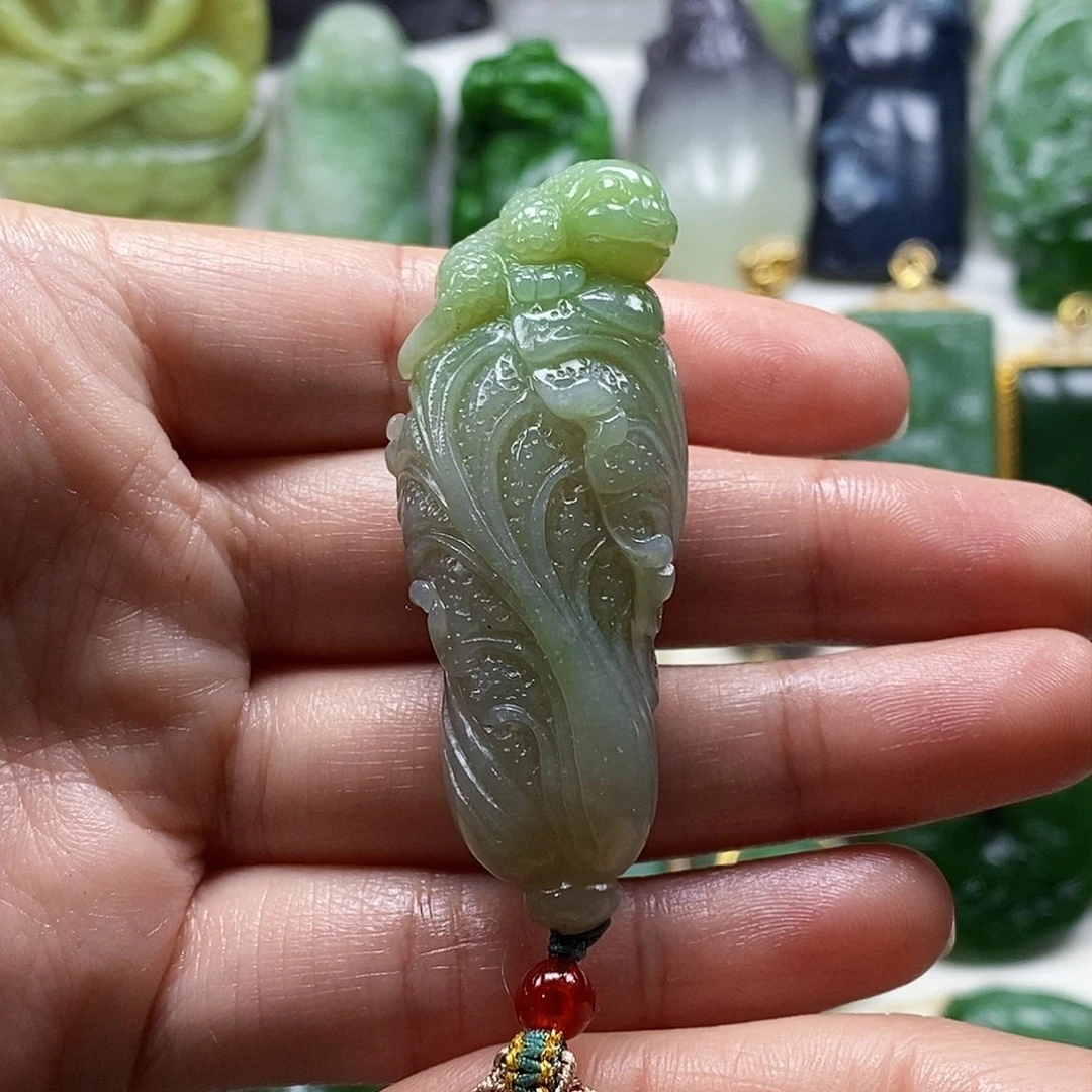 和田玉翠青颈饰未镶嵌