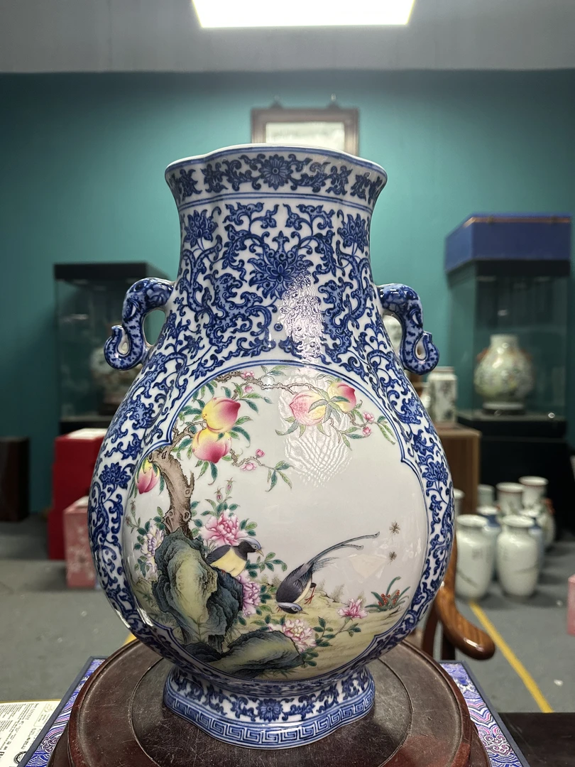 景德镇青花开窗粉彩海棠瓶