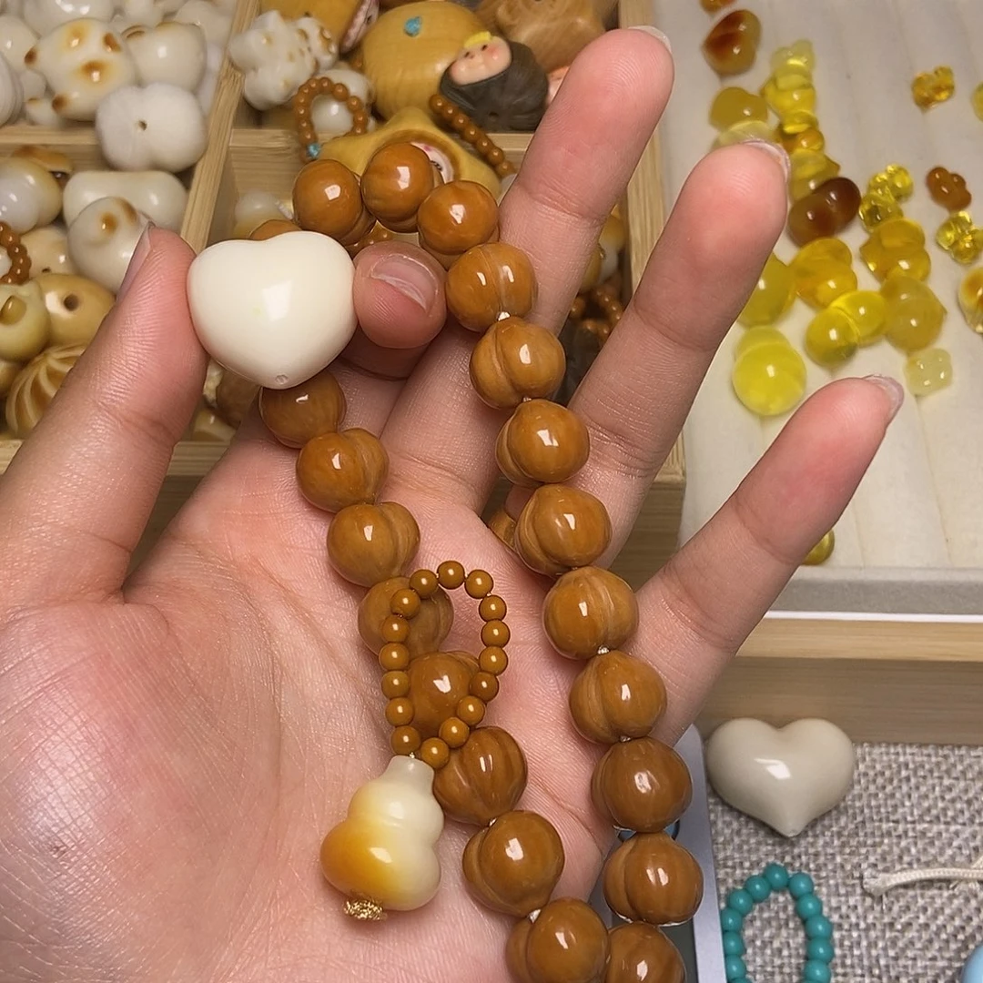 猴头核桃吊坠手持穿手串