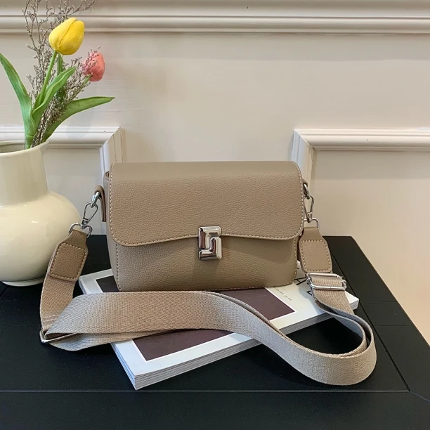 2025简约真皮方包洋气女士单肩包时尚通勤斜挎包百搭小包包