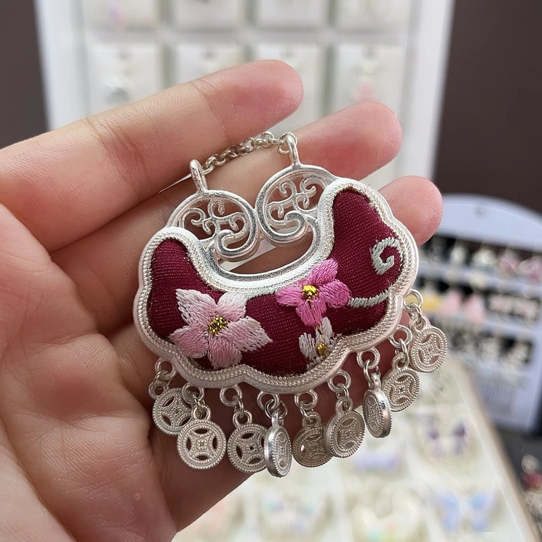 布艺合金如意锁包1