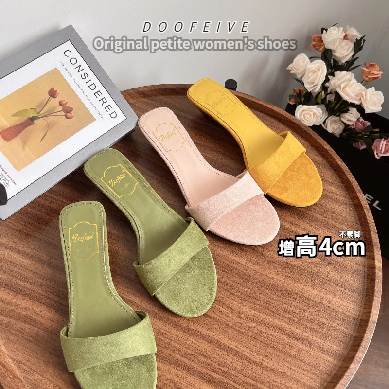 朵菲雯DOOFEIVE~极简风外穿增高4CM凉拖鞋一字式露趾坡跟磨砂拖鞋